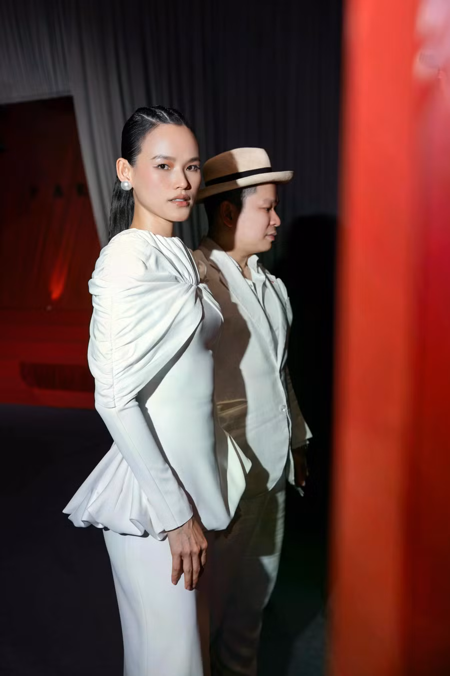 Tuyết Lan chọn váy trắng thanh lịch, cùng người bạn đời đến ủng hộ nhà thiết kế Cường Đàm. Ảnh: BTC