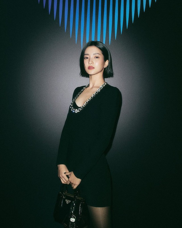 Ngôi sao Kim Taeri khoe diện mạo ấn tượng đậm chất &quot;nàng thơ&quot; với mái tóc ngắn màu đen chải mượt gọn gàng và đơn giản. ẢNH: INSTAGRAM NV