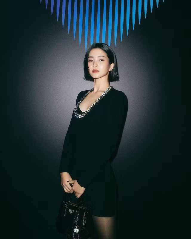 Ngôi sao Kim Taeri khoe diện mạo ấn tượng đậm chất "nàng thơ" với mái tóc ngắn màu đen chải mượt gọn gàng và đơn giản. ẢNH: INSTAGRAM NV