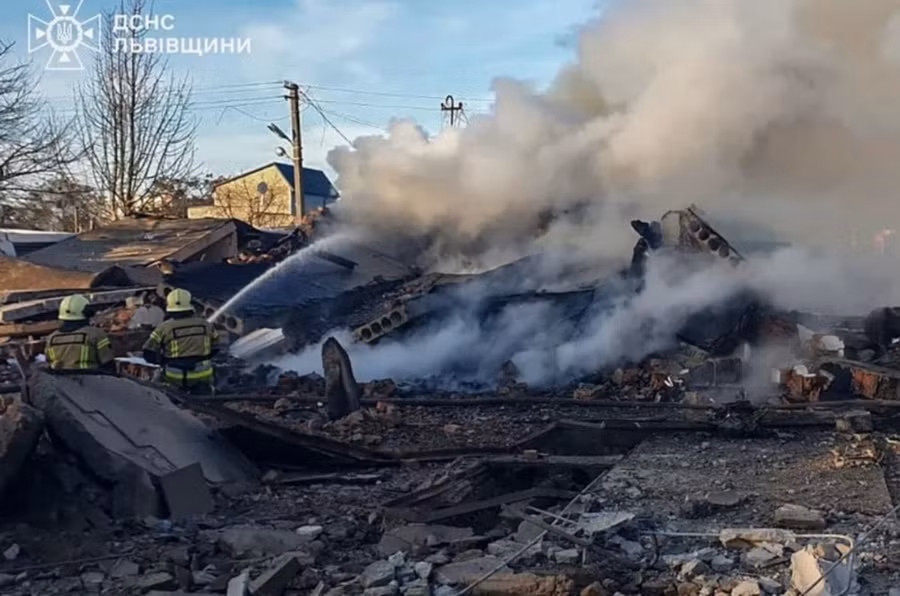 Các nhân viên cứu hộ dập tắt một đám cháy sau cuộc tập kích của Nga vào Lviv (Ukraine). (Nguồn: Aljazeera)