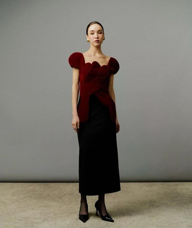 Những cánh hoa bằng chất liệu nhung cao cấp được đắp tinh tế bằng sự tỉ mỉ và khéo léo mang đến nét nữ tính. Kiểu áo tay phồng cách điệu kết hợp cùng chân váy dáng dài đã tạo nên outfit quyến rũ tuyệt đẹp, tôn lên nét ấn tượng cho các cô gái vào dịp cuối năm. ẢNH: BONJOUR