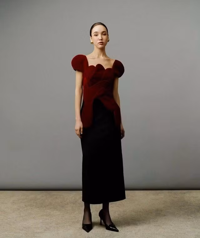 Những cánh hoa bằng chất liệu nhung cao cấp được đắp tinh tế bằng sự tỉ mỉ và khéo léo mang đến nét nữ tính. Kiểu áo tay phồng cách điệu kết hợp cùng chân váy dáng dài đã tạo nên outfit quyến rũ tuyệt đẹp, tôn lên nét ấn tượng cho các cô gái vào dịp cuối năm. ẢNH: BONJOUR