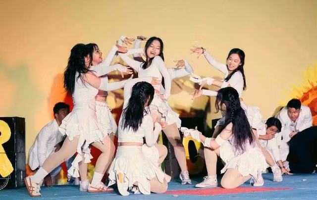 Tiết mục của lớp Thanh Trúc tỏa sáng trên sân khấu nhờ việc thuê biên đạo đúng ý. ẢNH: NVCC