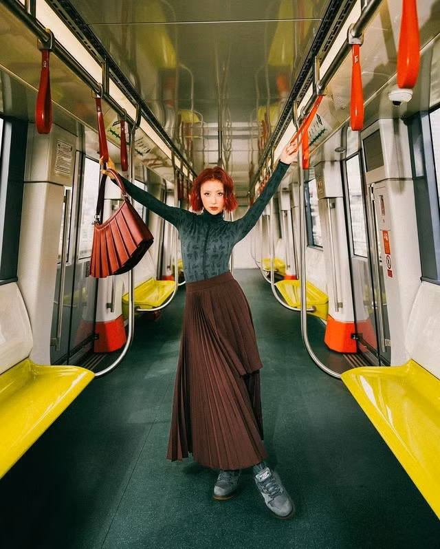 Nếu không phải là tín đồ của giày bốt "siêu ngầu", bạn có thể áp dụng bản phối năng động điệu đà và cực kỳ cá tính từ nữ fashionista Việt. Chân váy xếp ly có chi tiết cách điệu lạ mắt phối cùng bodysuit, những mẫu áo dệt kim dài tay, áo ôm sát in họa tiết... là một cách để có được bản phối street wear sành điệu "chất ngất"! ẢNH: QUỲNH ANH SHYN