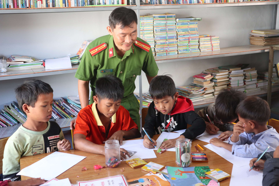 Anh Tâm bên những đứa trẻ khi đang công tác tại xã Đăk Tờ Re. Ảnh: P.N nang-long-voi-tre-em-vung-kho-dddd.jpg