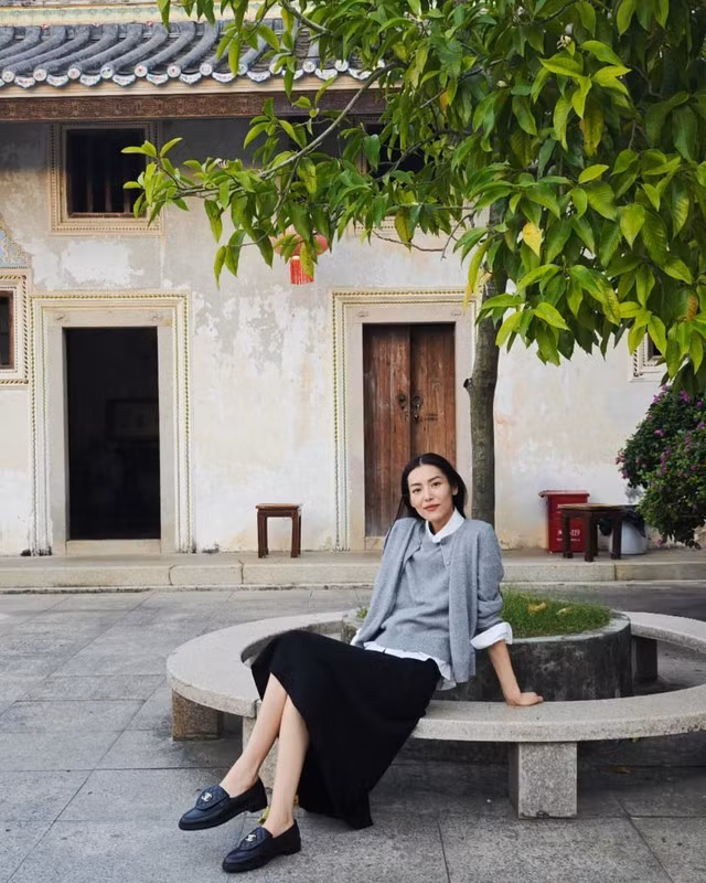 Sự thư thái, dịu dàng mà vẫn lịch sự chính là hiệu quả từ một chiếc chân váy màu đen dáng xòe basic. Đây là chiếc váy có thể mặc mỗi ngày, với mọi chiếc áo và mọi bản phối thời trang. ẢNH: LIU WEN