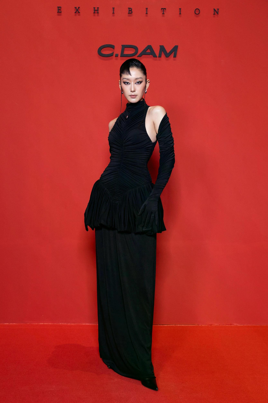 Người mẫu Ngọc Ánh toát lên vẻ quyền lực trong chiếc váy đen độc đáo của nhà thiết kế Cường Đàm. Ảnh: BTC