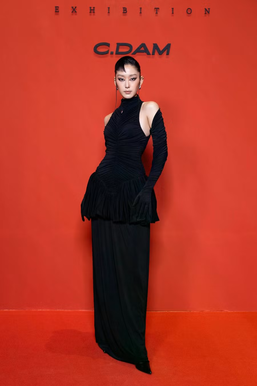 Người mẫu Ngọc Ánh toát lên vẻ quyền lực trong chiếc váy đen độc đáo của nhà thiết kế Cường Đàm. Ảnh: BTC