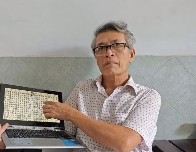 Nhà nghiên cứu Hán Nôm Nguyễn Văn Bảy giới thiệu các ghi chép về kỳ nam trong sách Đại Nam nhất thống chí mà ông đang lưu trữ. ẢNH: QUANG VIÊN