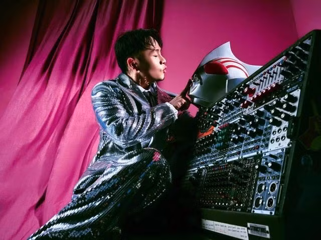 Tự do trong hình tượng mới, Xuân Đan được thoải mái biến hóa trong chiếc mặt nạ siêu nhân của mình. ẢNH: NSCC