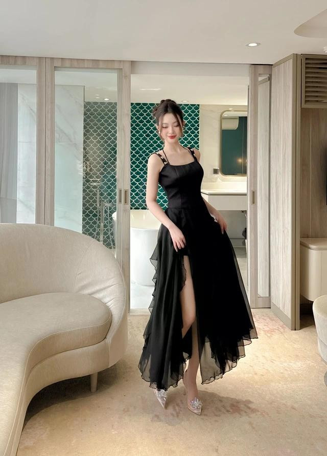 Phiên bản đen mang đến những thanh âm bí ẩn, có lúc ngây thơ, lúc lại quyến rũ, vừa gợi cảm, vừa kín đáo, trông mỏng manh nhưng lại thật mạnh mẽ. Trong thiết kế áo corset cùng chất liệu voan ôm dáng đầy thu hút, sự tập trung thị giác được đẩy mạnh vào tà váy đa tầng đặc sắc. ẢNH: NHAT VY