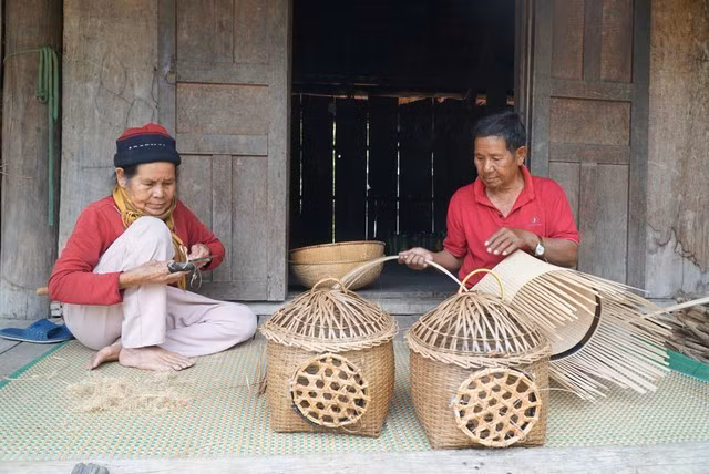 Vợ chồng già Đinh H'Nhep ở làng Quao (cũ), xã Nghĩa An, huyện Kbang kiếm sống chủ yếu bằng nghề đan lát thủ công