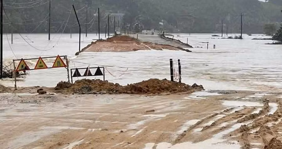 Nhiều tuyến đường miền núi huyện An Lão đang thi công bị chia cắt. Ảnh: HP