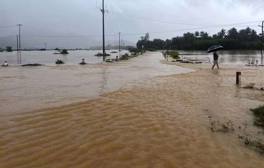 Nhiều tuyến đường ở xã Ân Hảo Tây bị ngập lụt chia cắt vào sáng 24-11