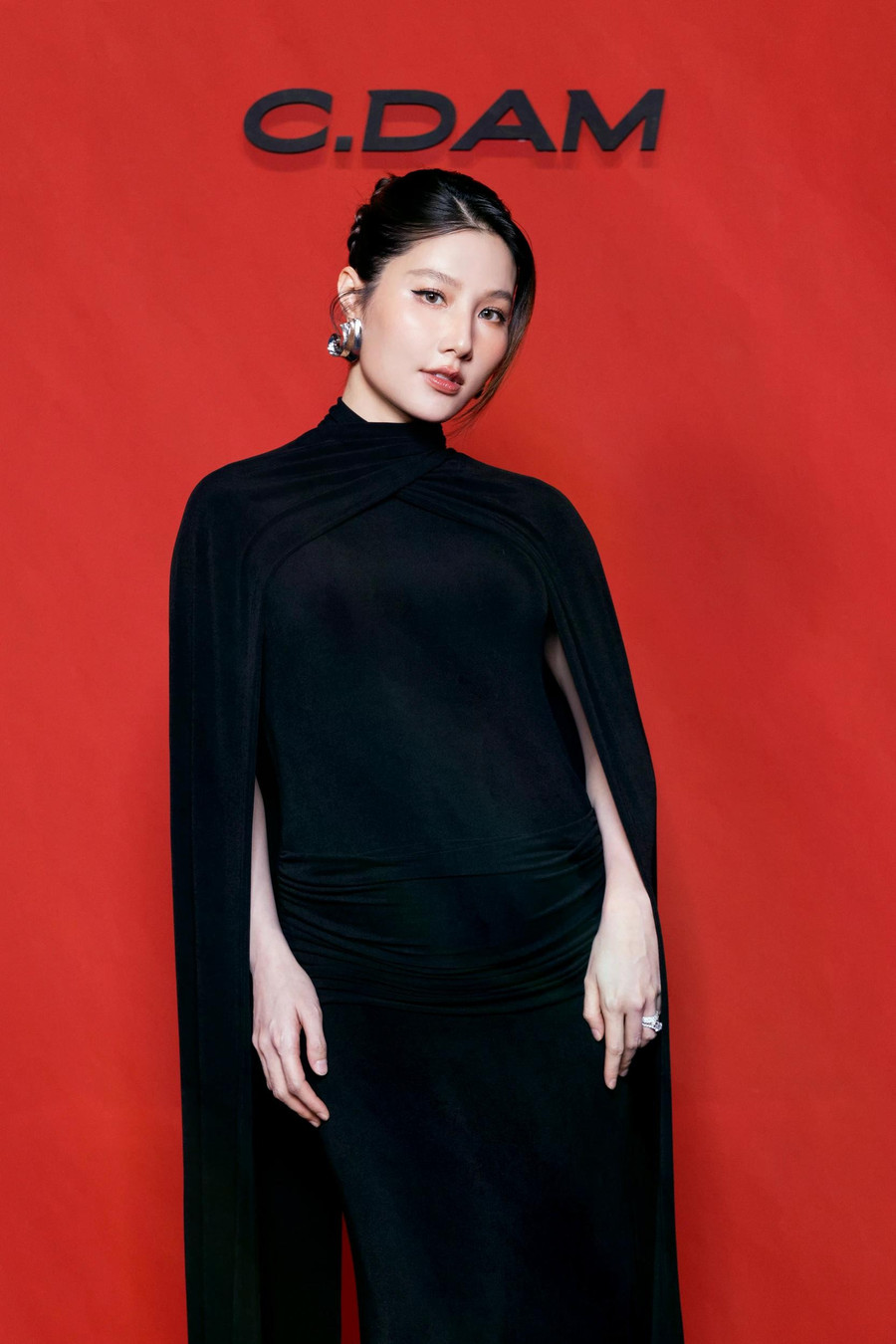 Diễn viên Diễm My khéo léo ghi điểm với trang phục đen, làm nổi bật phong thái tự tin. Sau khi kết hôn, nữ diễn viên vẫn thỉnh thoảng xuất hiện tại các sự kiện để ủng hộ tinh thần đồng nghiệp. Ngoài ra, Diễm My còn chăm chỉ ở lĩnh vực kinh doanh. Ảnh: BTC