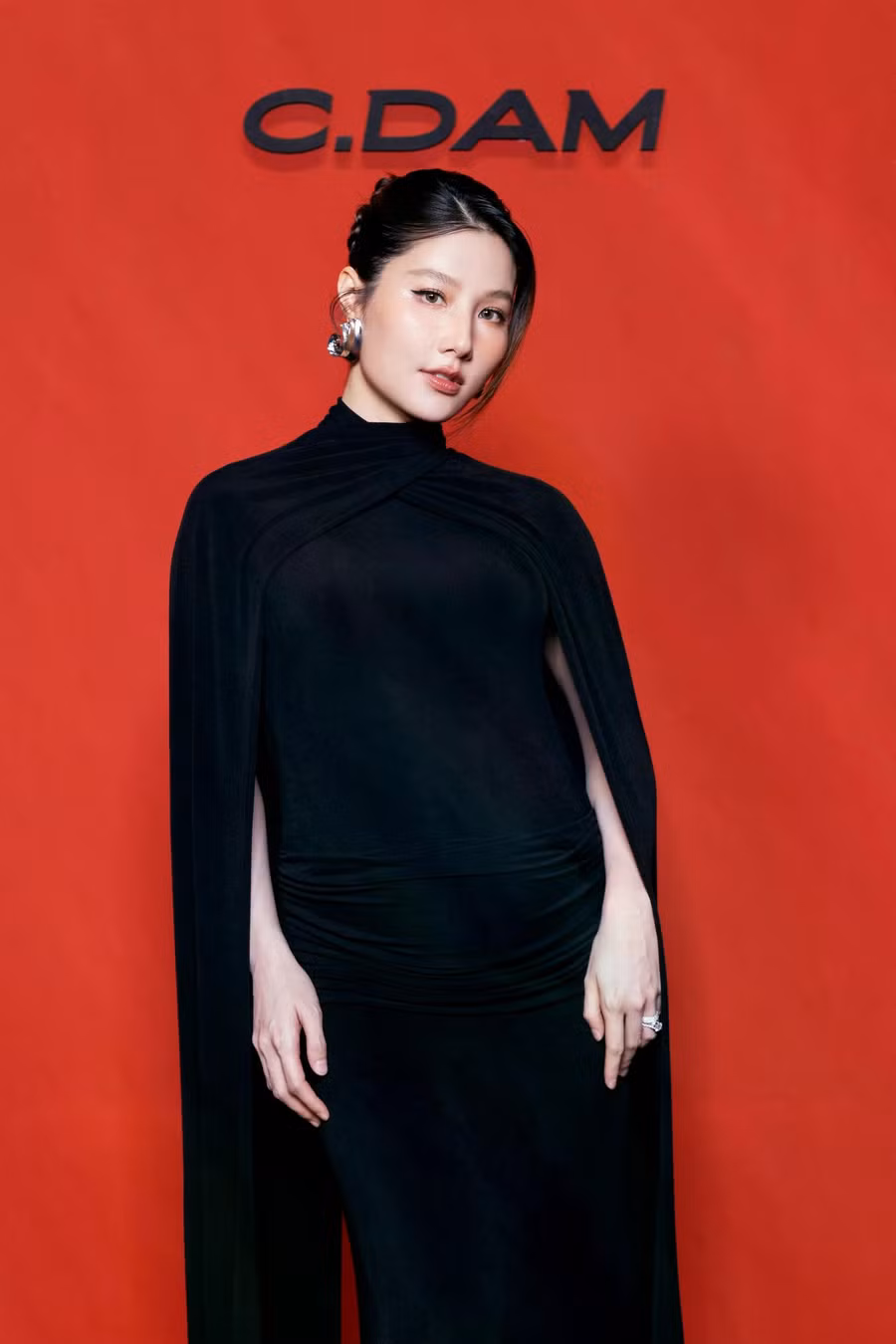 Diễn viên Diễm My khéo léo ghi điểm với trang phục đen, làm nổi bật phong thái tự tin. Sau khi kết hôn, nữ diễn viên vẫn thỉnh thoảng xuất hiện tại các sự kiện để ủng hộ tinh thần đồng nghiệp. Ngoài ra, Diễm My còn chăm chỉ ở lĩnh vực kinh doanh. Ảnh: BTC