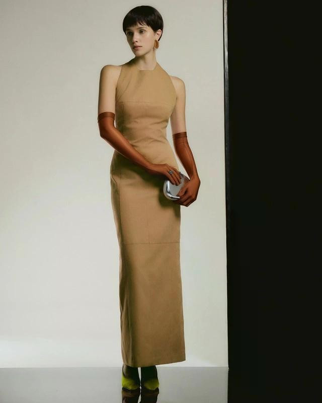 Những kiểu đầm cổ yếm dáng dài luôn là một tuyệt tác khiến bất cứ ai nhìn thấy cũng phải xiêu lòng. Không cầu kỳ hay diêm dúa, item này hiện lên với một vẻ đẹp quyến rũ tối giản. Kết hợp cùng một đôi găng tay và túi clutch nhỏ xinh là nàng đã đủ hành trang để xuất hiện tại bữa tiệc lộng lẫy. ẢNH: BONJOUR