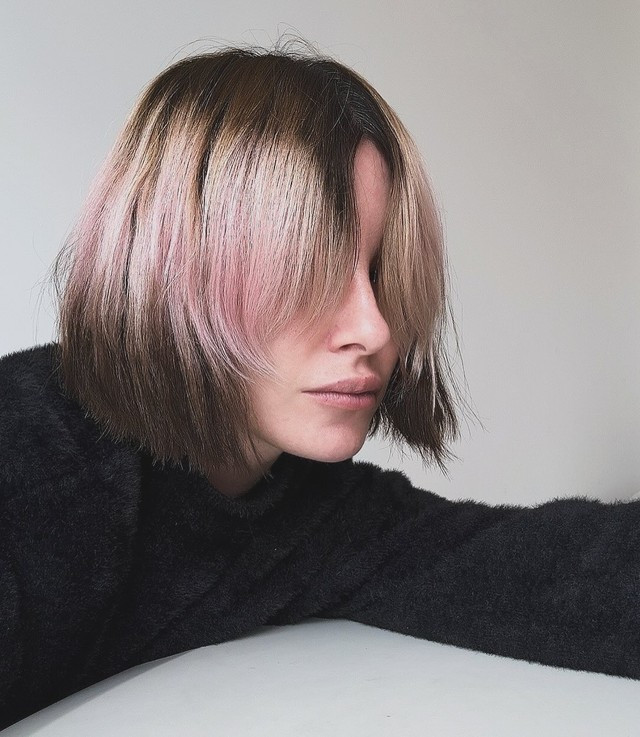 Mốt tóc ngắn mang đến cho nàng cảm giác tự do, phóng khoáng, nhẹ nhàng như được &quot;giải phóng&quot; khỏi những định kiến về vẻ đẹp của phái nữ. Không chỉ thuận tiện trong các hoạt động chăm sóc, kiểu tóc này còn cực kỳ dễ tạo kiểu, thay đổi màu sắc hoặc thêm/bớt các yếu tố khác từ phần tóc mái. ẢNH: VERENA FIGUEIREDO