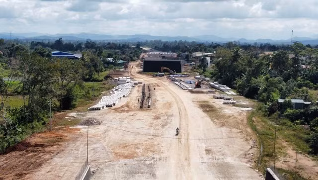 Nhà thầu chờ đá từ mỏ Hòa Tiến để thi công cao tốc