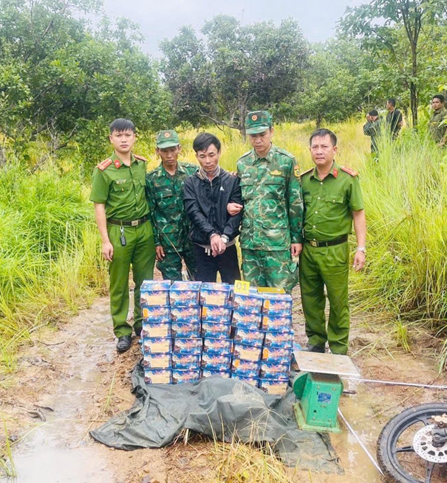 Đối tượng Trần Văn Trường (thôn Ia Nhú, xã Ia Nan) bị bắt giữ khi vận chuyển trái phép pháo hoa nổ qua biên giới. Ảnh: ĐVCC bg8-1.jpg
