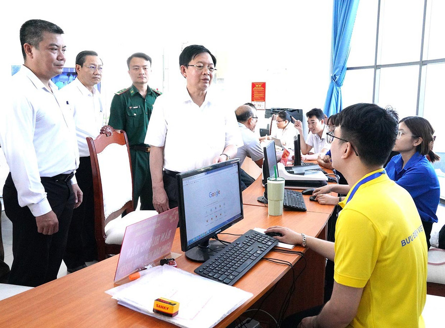 Bí thư Tỉnh ủy Hồ Quốc Dũng (thứ 4 từ trái sang) kiểm tra hoạt động tại phường Quy Nhơn Đông, ngày 14-7. Ảnh: N.Hân 1chot.jpg