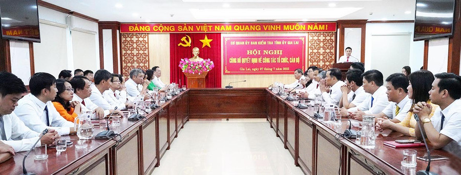 Cơ quan Ủy ban Kiểm tra Tỉnh ủy Gia Lai công bố các quyết định về thành lập Văn phòng, các phòng nghiệp vụ trực thuộc đơn vị. Ảnh: N.Hân laynguyen-han-2.jpg