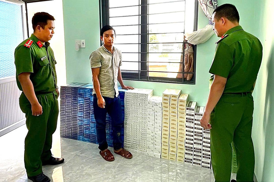 Đối tượng Huỳnh Ngọc Thân (thôn Đại Chí, xã Bình Hiệp) thời điểm bị phát hiện tàng trữ 5.480 bao thuốc lá điếu nhập lậu. Ảnh: ĐVCC them3-6282.jpg