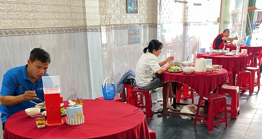 Khách đến ăn tại các quán cơm ở xã Hoài Ân không gọi món ăn chế biến từ thịt heo. Ảnh: Hải Yến them3-5298.jpg