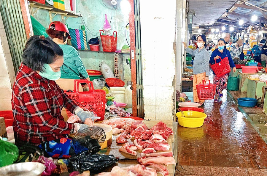 Các sạp bán thịt heo ở chợ Đầm (phường Quy Nhơn) vắng khách. Ảnh: Hải Yến bg-9-1.jpg