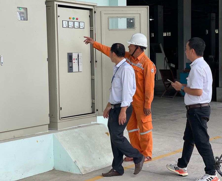 Gia Lai Electricity Company supports businesses in checking power source safety to ensure production and business. Photo: Hai Yen them4.jpg