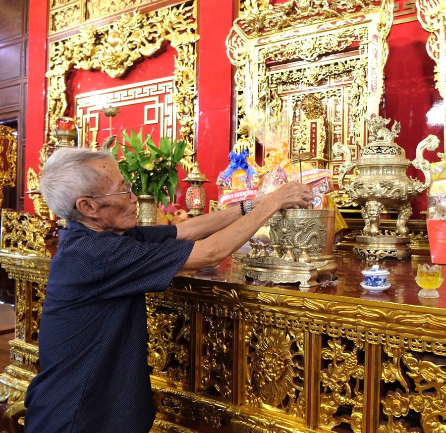 Dọn dẹp vệ sinh tại Đền thờ Tây Sơn tam kiệt (nằm trong khuôn viên Bảo tàng Quang Trung).