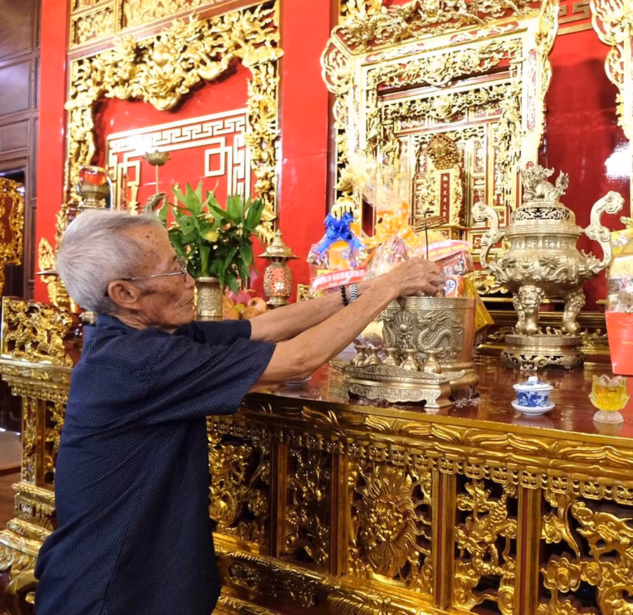 Dọn dẹp vệ sinh tại Đền thờ Tây Sơn tam kiệt (nằm trong khuôn viên Bảo tàng Quang Trung).