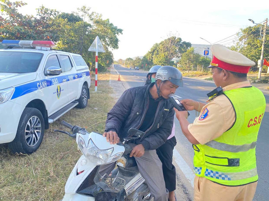 Đội Cảnh sát giao thông đường bộ số 1 tập trung kiểm tra nồng độ cồn trên các tuyến trọng điểm nhằm kiểm soát chặt nồng độ cồn. Ảnh: ĐVCC