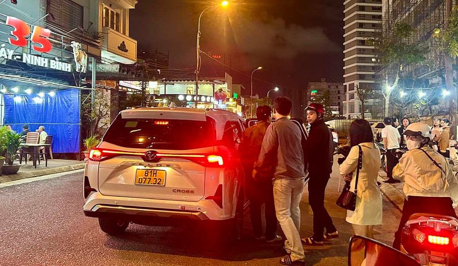 Nhiều người sau khi sử dụng rượu bia tại quán đã chủ động di chuyển bằng xe taxi thay vì tự điều khiển phương tiện tham gia giao thông. Ảnh: K.A