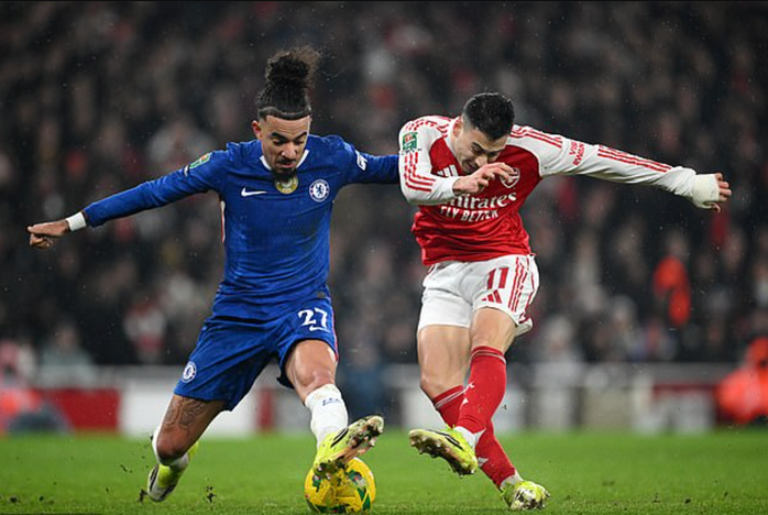 Malo Gusto ngăn pha kết thúc của Gabriel Martinelli.