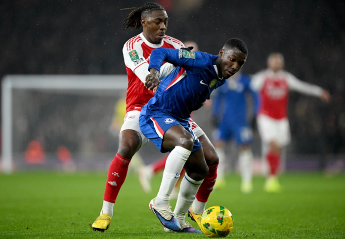 Trận đấu trong điều kiện thời tiết bất lợi gây khó cho cả hai đội.