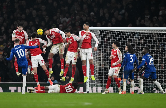 Pha đá phạt bất thành của Cole Palmer (10)