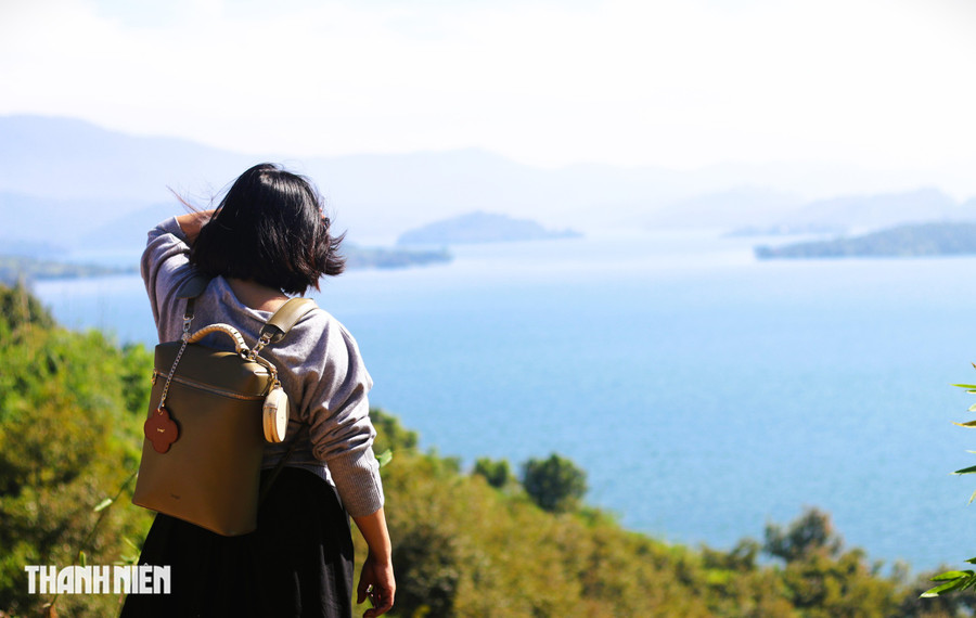 Lữ khách bâng khuâng bên bờ nước trong xa thẳm rừng xanh
