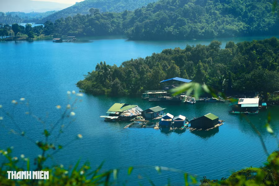 Những căn nhà trên bè nổi hồ Hàm Thuận giữa đồi núi