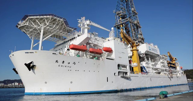 Tàu khoan khoa học biển sâu Chikyu.