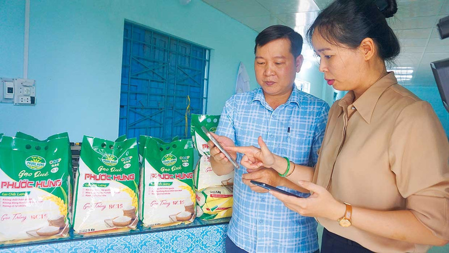 Doanh nghiệp ứng dụng công nghệ số, truy xuất nguồn gốc và thương mại điện tử trong sản xuất, kinh doanh. Ảnh: Hương Giang