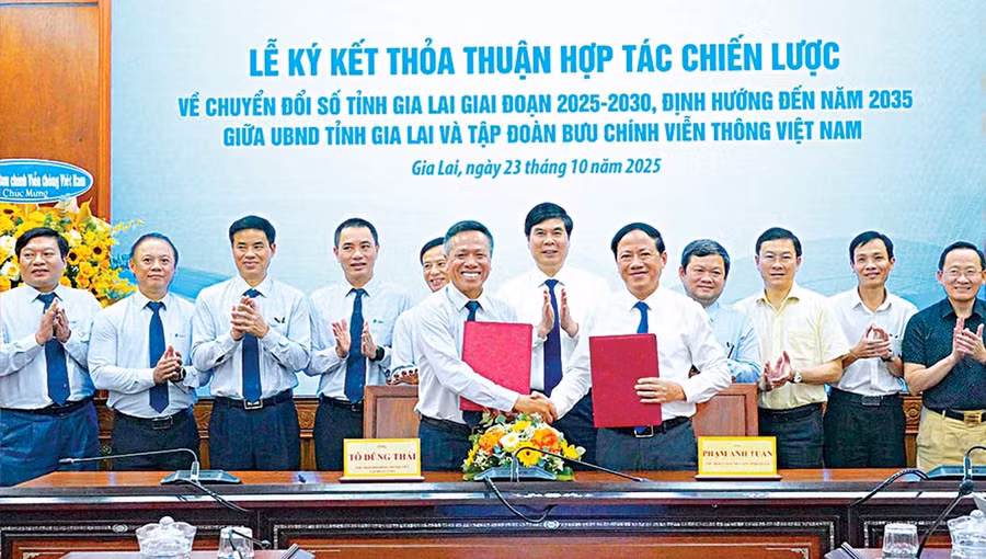 Lãnh đạo UBND tỉnh Gia Lai và VNPT trao bản thỏa thuận hợp tác chiến lược về chuyển đổi số. Ảnh: N.Hân