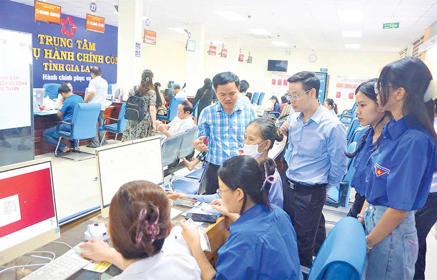 Lãnh đạo UBND tỉnh Gia Lai và VNPT trao bản thỏa thuận hợp tác chiến lược về chuyển đổi số. Ảnh: N.Hân