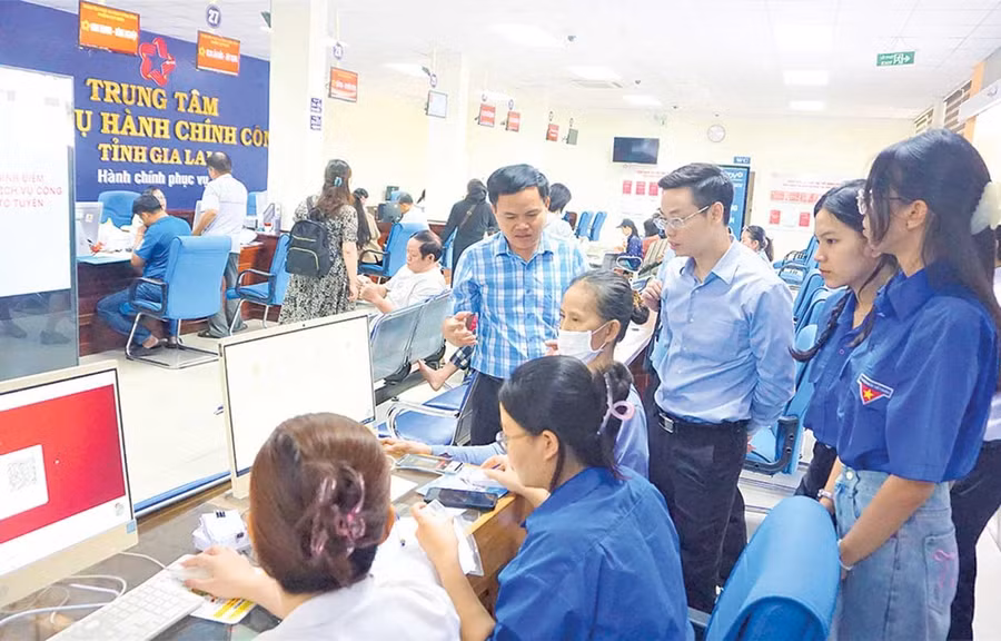 Lãnh đạo UBND tỉnh Gia Lai và VNPT trao bản thỏa thuận hợp tác chiến lược về chuyển đổi số. Ảnh: N.Hân