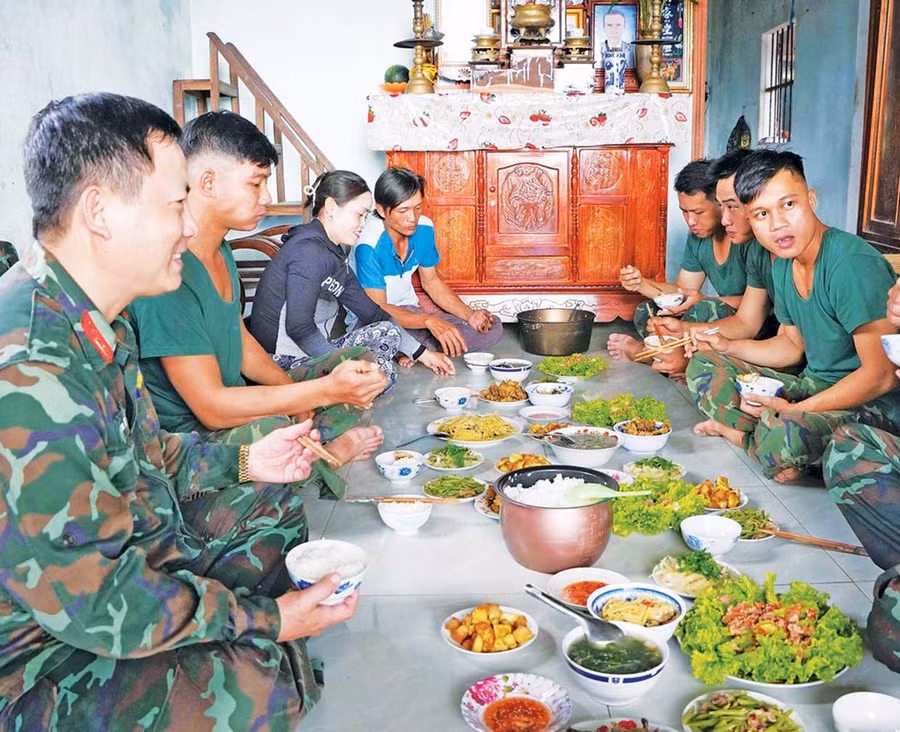 Nhân kỷ niệm 81 năm Ngày thành lập Quân đội nhân dân Việt Nam, gia đình anh Nguyễn Thanh Cường (thôn Kim Đông, xã Tuy Phước Đông) mời bộ đội dùng bữa cơm thân mật, thắm tình quân - dân.