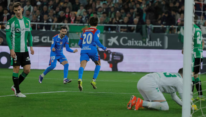 Giuliano Simeone (20) có duyên ghi bàn tại sân de La Cartuja,