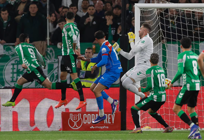 Thủ môn Adrian bất lực sau pha đánh đầu cận thành của David Hancko