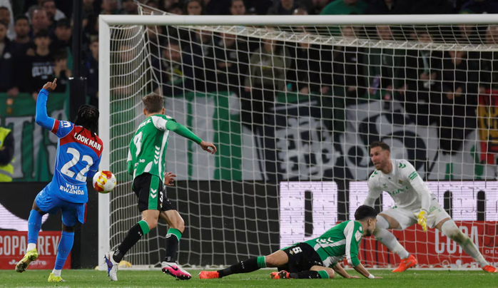 Tân binh Ademola Lookman ghi bàn thứ ba cho Atletico