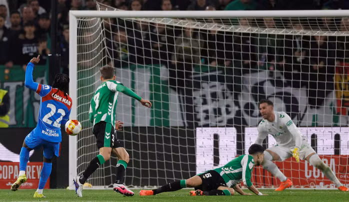 Tân binh Ademola Lookman ghi bàn thứ ba cho Atletico