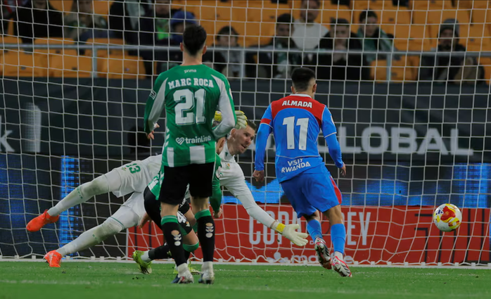 Thiago Almada nhấn chìm Betis bằng pha lập công phút 83